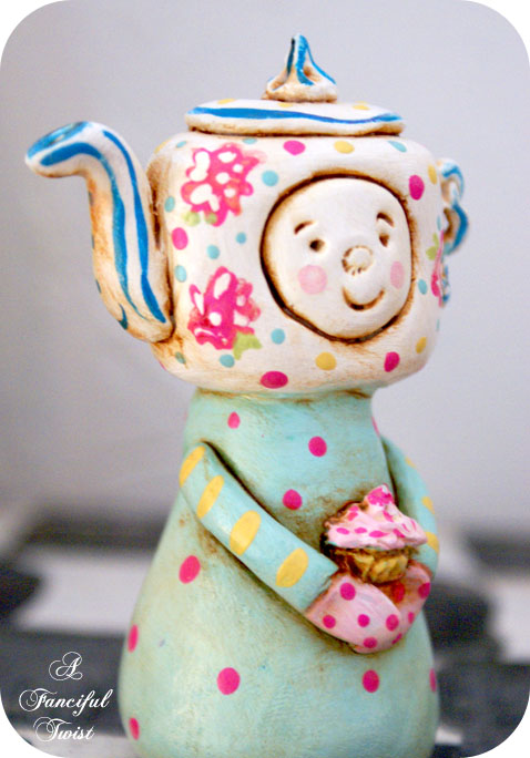 Cupcake de la Tea Party DooLittle Side